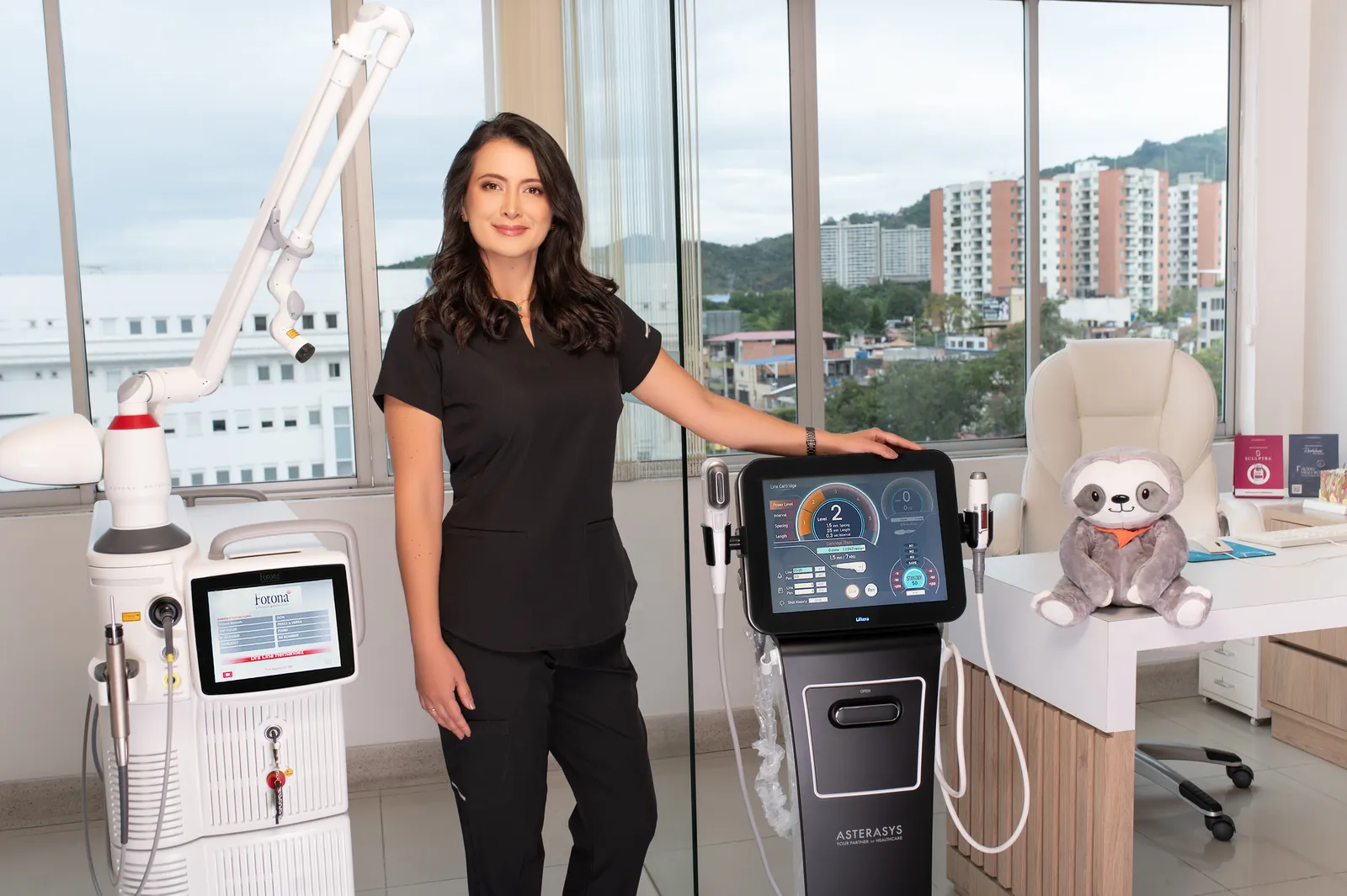 Consultorio de dermatología con láser Fotona y Liftera y vista a las montañas de Ibagué