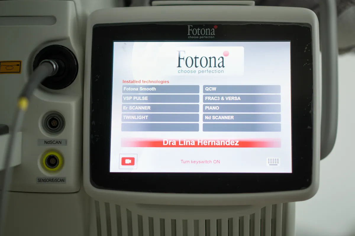Pantalla del láser Fotona SP Dynamis con el nombre de la Dra. Lina Hernández
